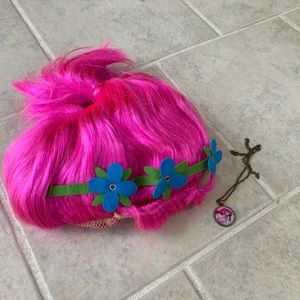 Trolls- Poppy wig and necklace - previously used in excellent condition